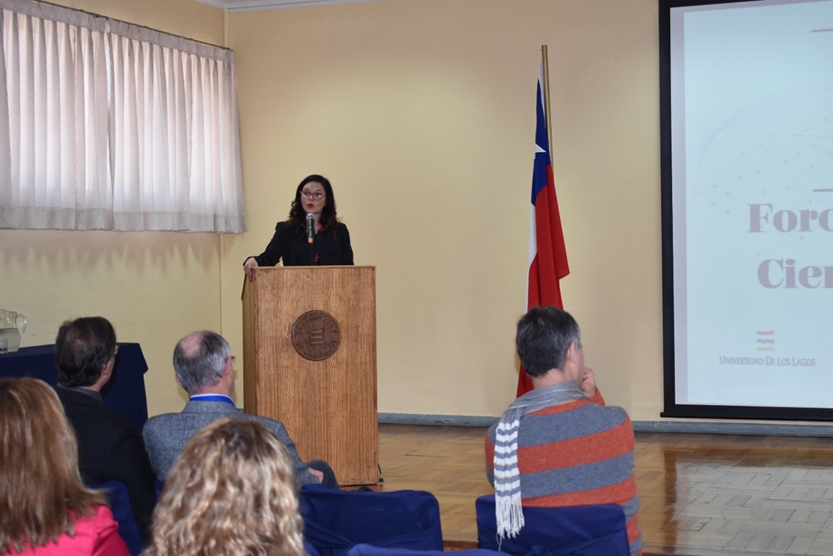 Gabriela Córdova presentando